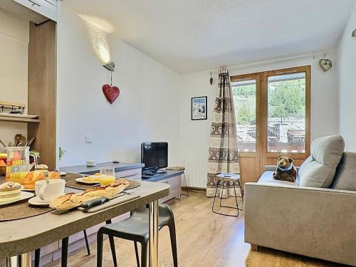 Val-d'Isere Apartment | Studio cabine rénové Val d'Isère, 4 pers, proche centre et pistes, avec balcon et WIFI - FR-1-411-690