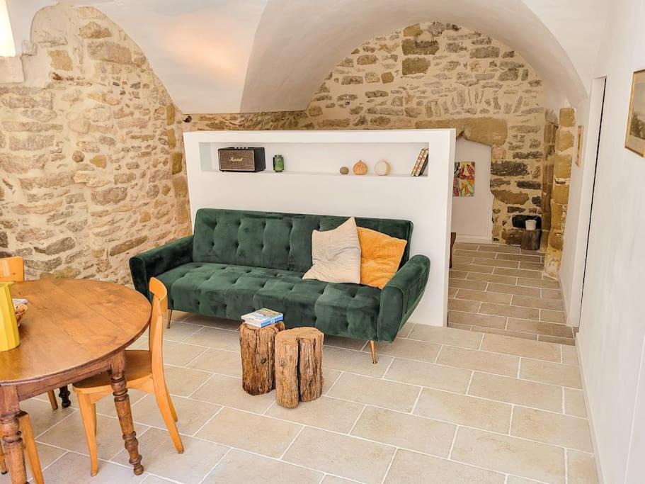 Montaren-et-Saint-Mediers Apartment | Studio Spacieux de Caractère