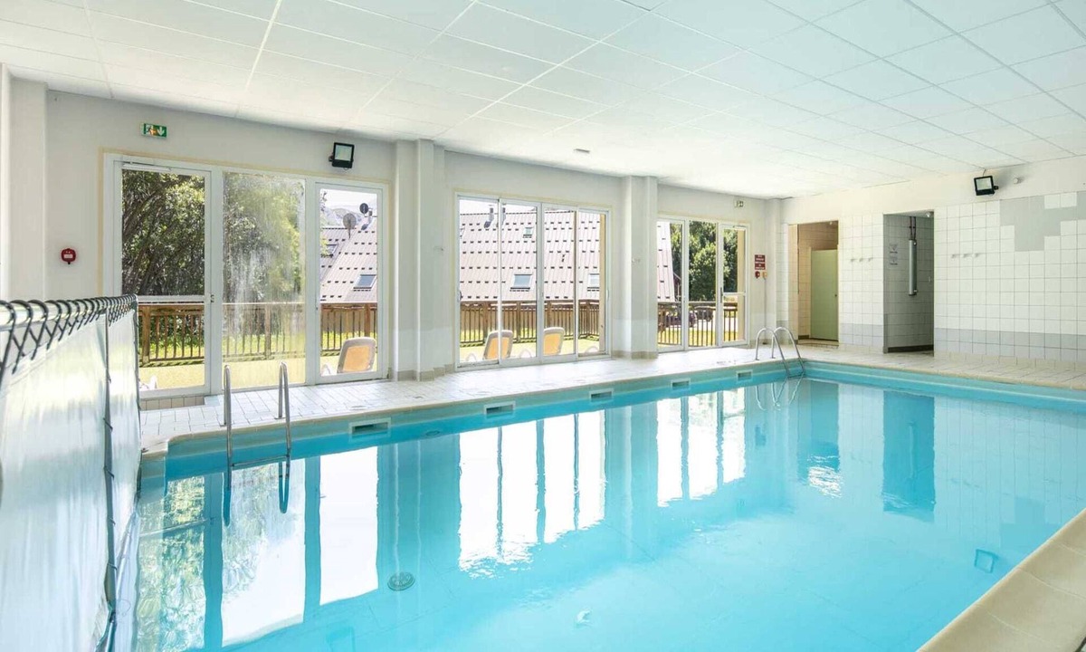 Saint-Sorlin-d'Arves Apartment | Studio in Saint-Sorlin with Heated Pool