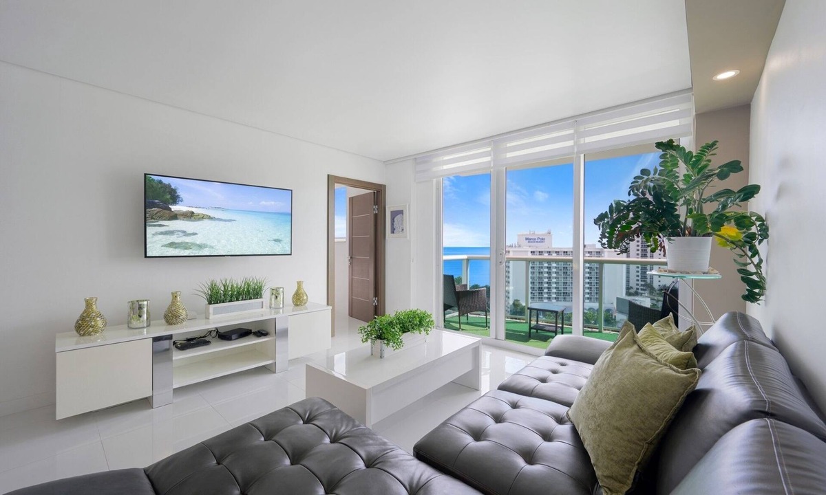 Sunny Isles Beach Condo | Stunning Ocean View|Steps 2 Beach|Luxe 2BR Retreat
