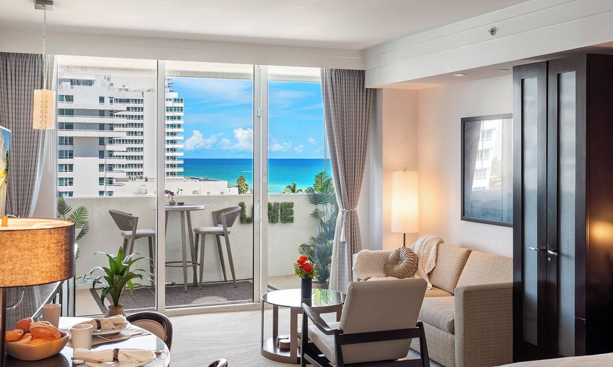 Mid Beach Condo | Stunning Private Studio at Fontainebleau Sorrento - 802