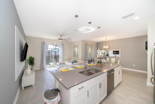 Campbell House | Stunning Retreat Townhouse 4 Beds and 10 Mins to Disney With Pool