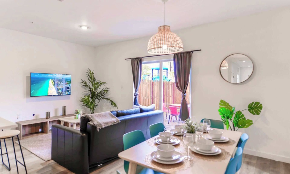 Golden Glades House | Stylish 2-Story Townhouse w/2 Parking Spots
