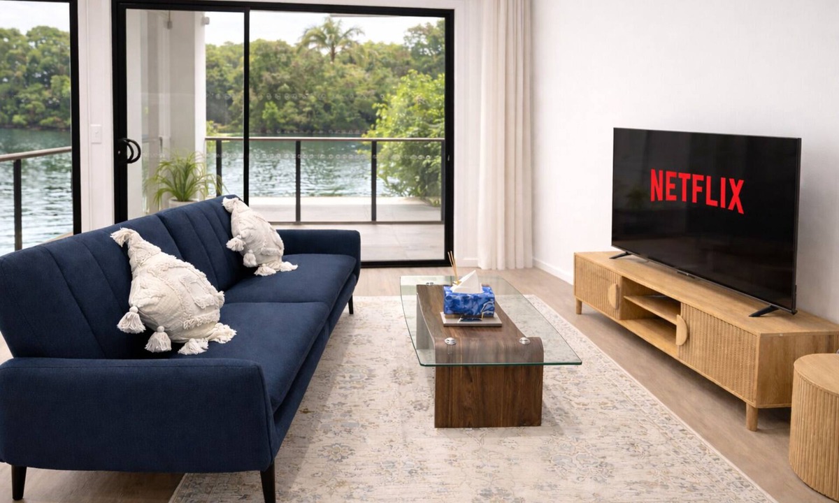 Mermaid Waters House | Stylish 5 Bedroom house in Mermaid Waters – Waterfront Bliss