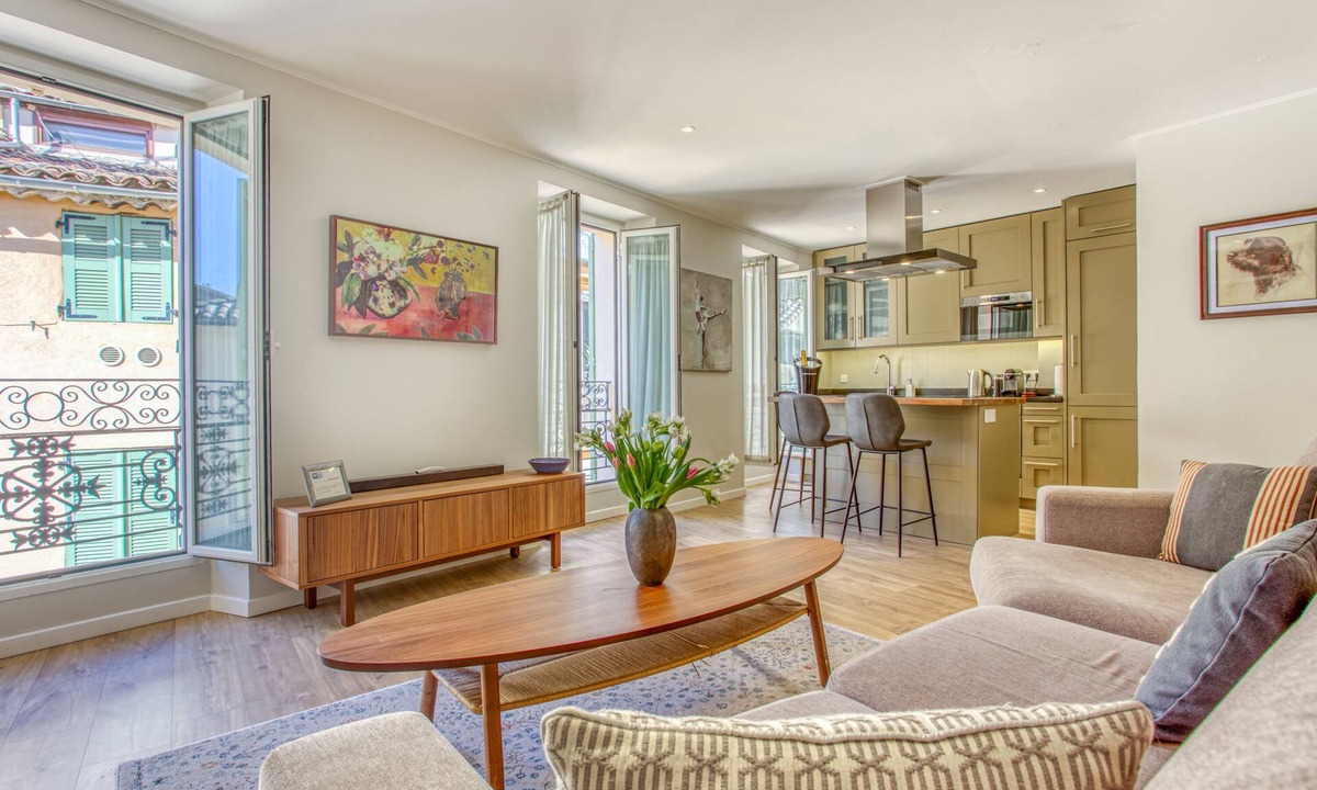 Le Suquet Apartment | Stylish Apt in charming le Suquet/Cannes-Steps from beaches, old port & Palais