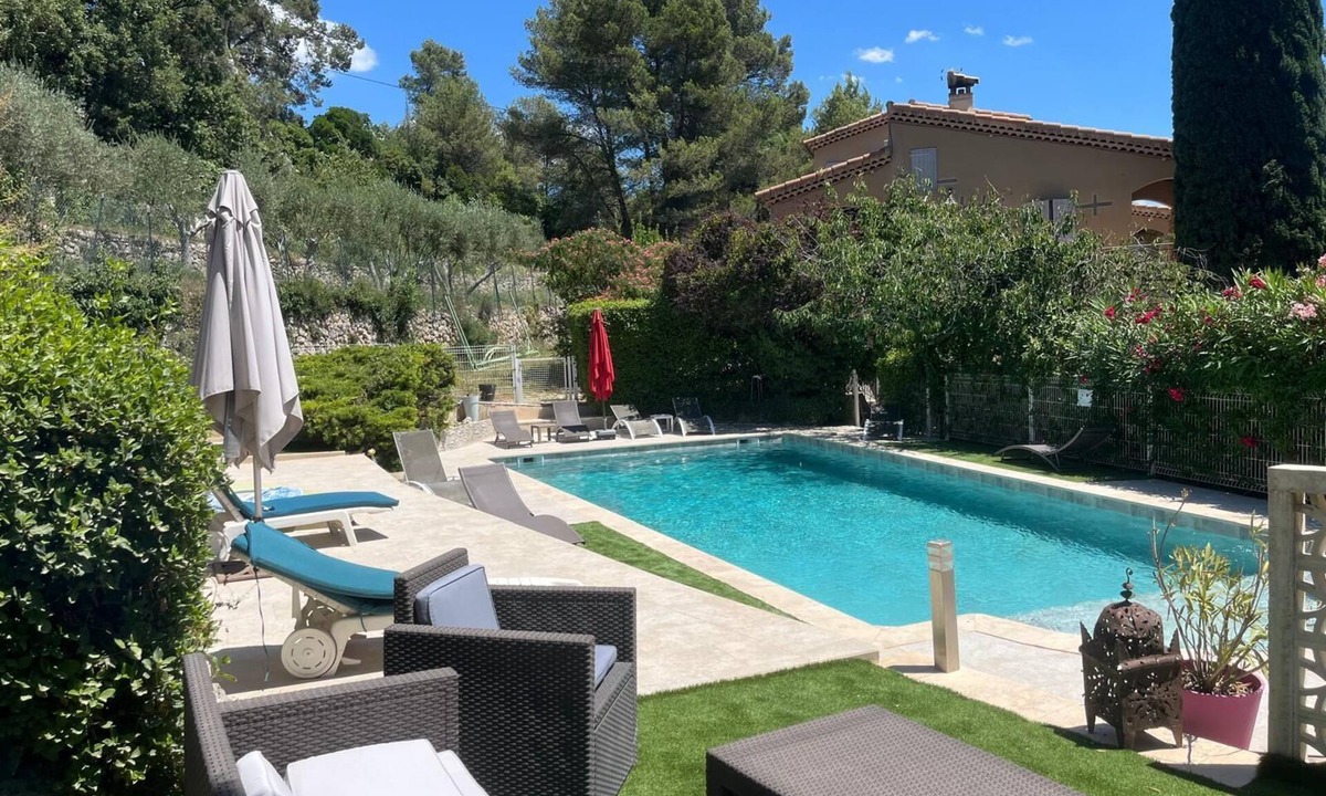 Auriol Cottage | Sun Cypress - In the shade of the cherry tree