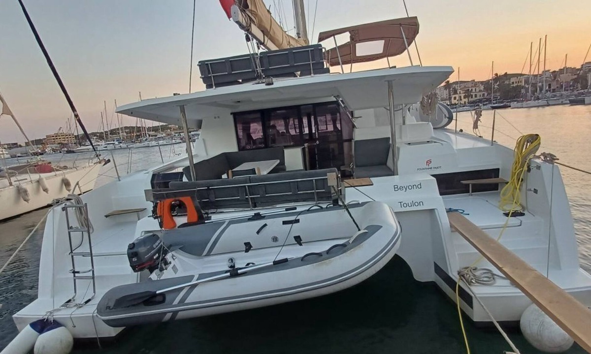 Lavrio Boat Rental | Sun-Kissed Sailing Adventure in Islas Sarónicas