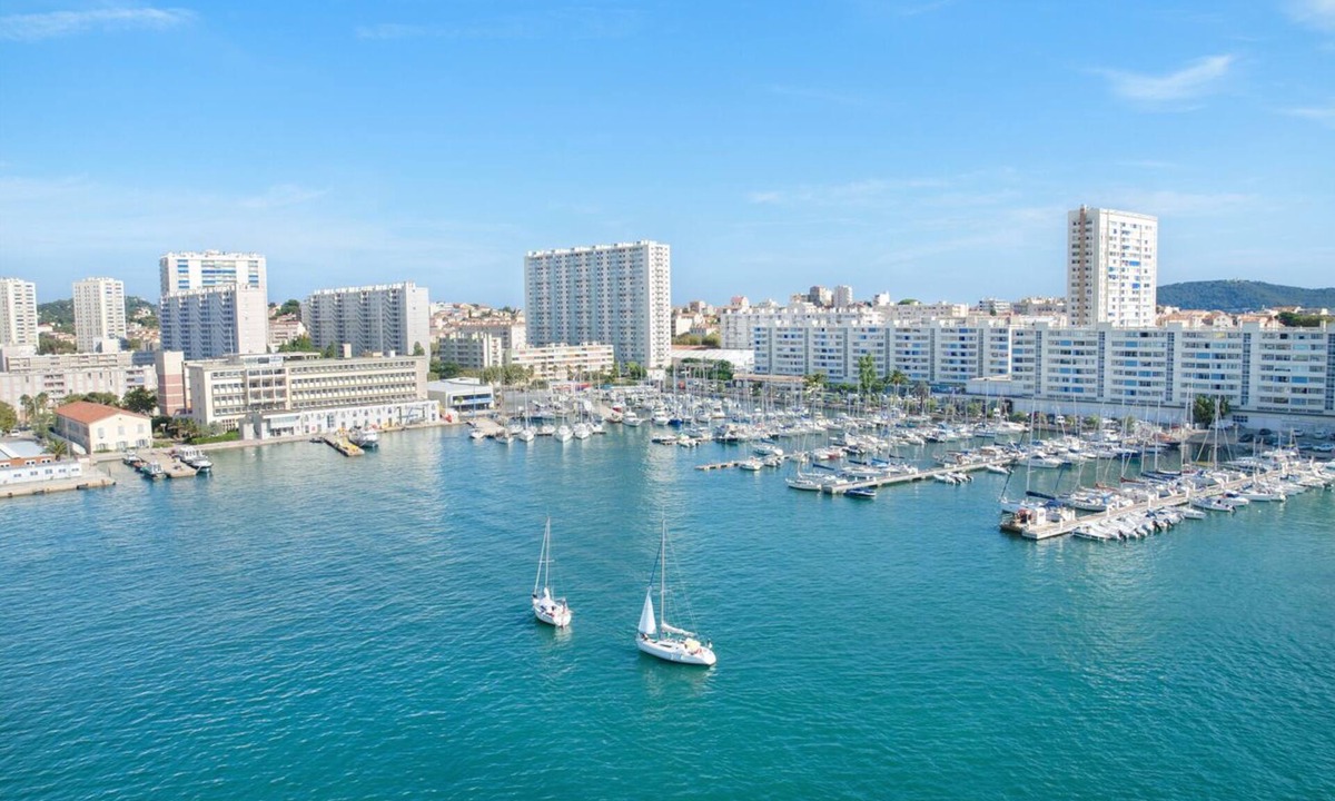 Toulon Boat Rental | Sun-Kissed Sailing Adventure in Puerto de Toulon