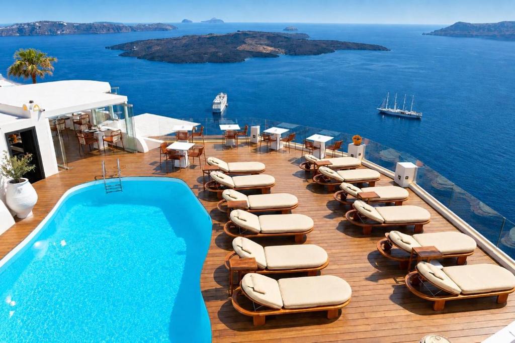Firostefani Hotel | Sun Rocks Boutique Hotel - Caldera View Suites & Sunset Dining Experience