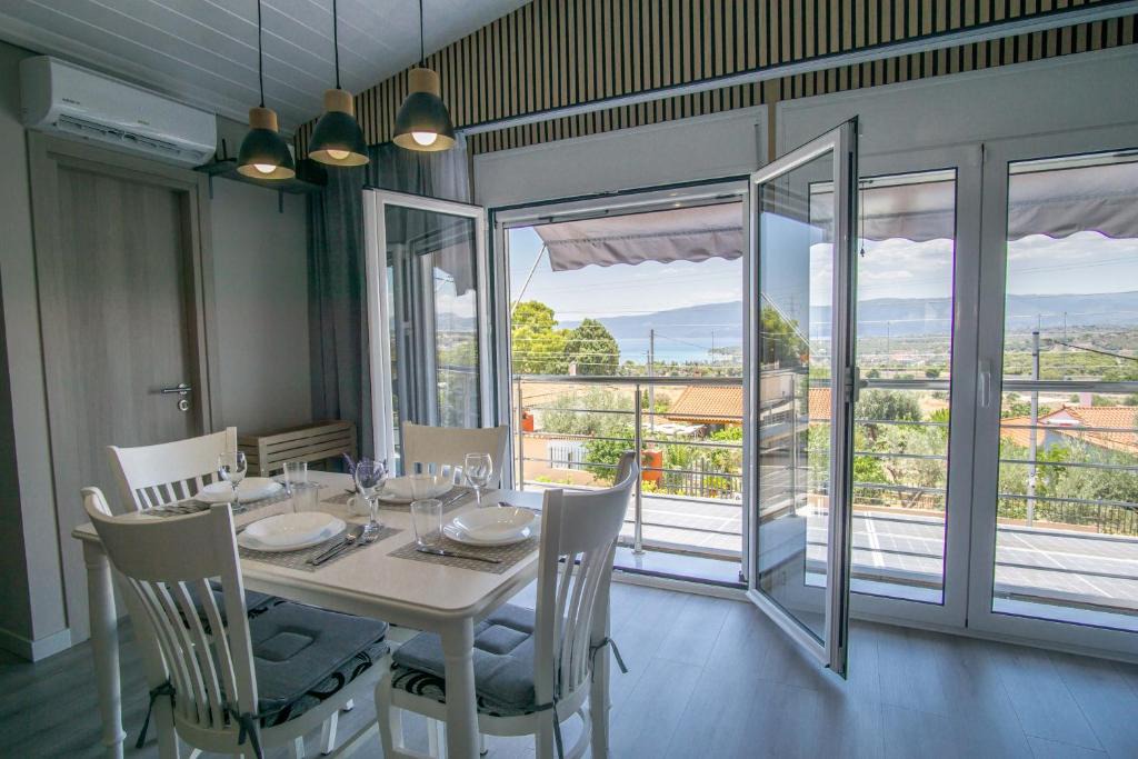 Isthmia Apartment | Sunny Home Loutraki is a modern studio with views of the bay and mountains with private parking