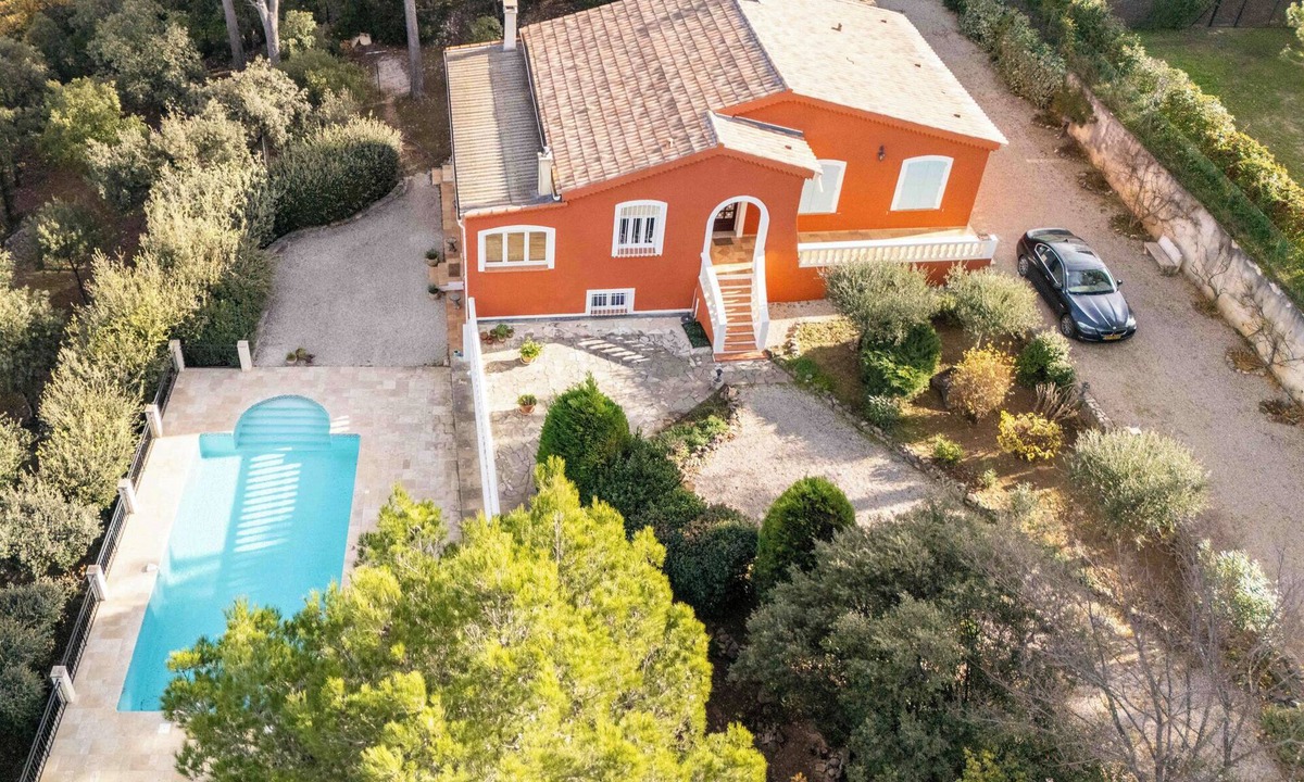 Carces Villa | "Sur Place" 4-12 people. Ideally suited for two or a large family.