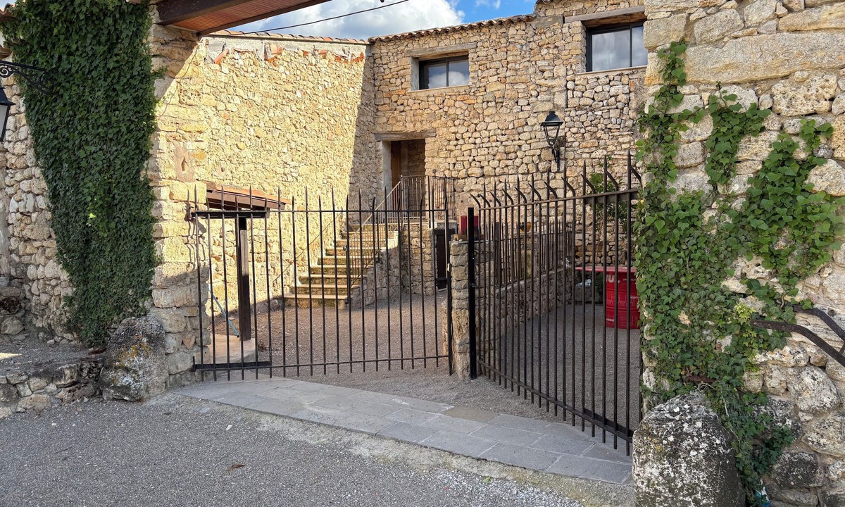 Regusse Apartment | T3, renovated in a charming estate surrounded by nature in the Haut Var