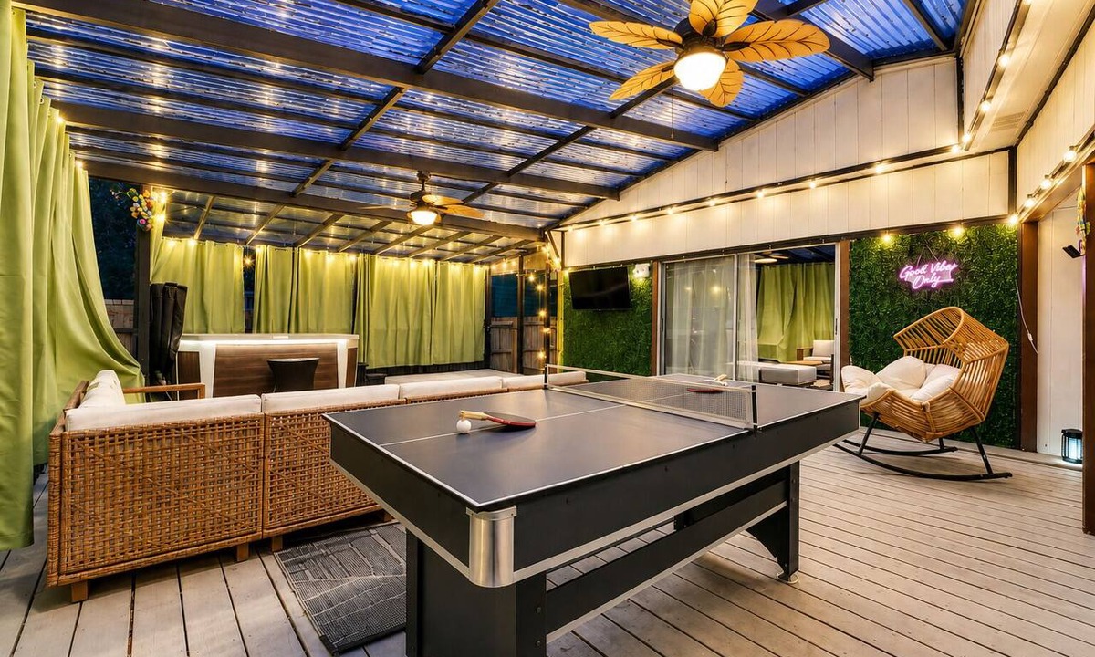 Old Seminole Heights Boat Rental | Tampa Bay Oasis: Hot Tub & Huge Covered Deck!