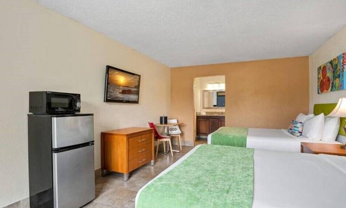Historic Downtown Kissimmee Hotel | Tasteful Room with 2 DBL Beds Close to Must-see Attractions