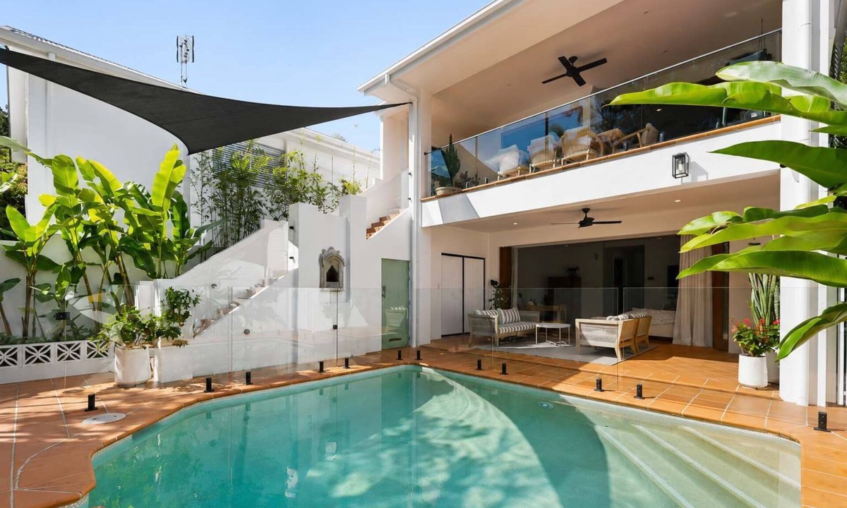 Burleigh Heads House | The Beachside House with Pool & Walk to Beach