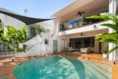 Burleigh Heads House | The Beachside House with Pool & Walk to Beach