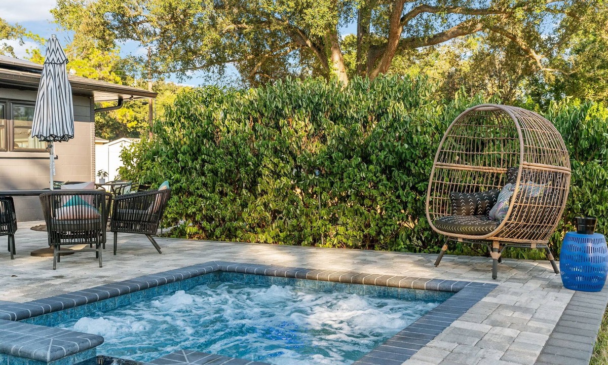Lake Bentley House | The Bentley Lakehouse - spacious lakefront retreat with pool, spa, and game room