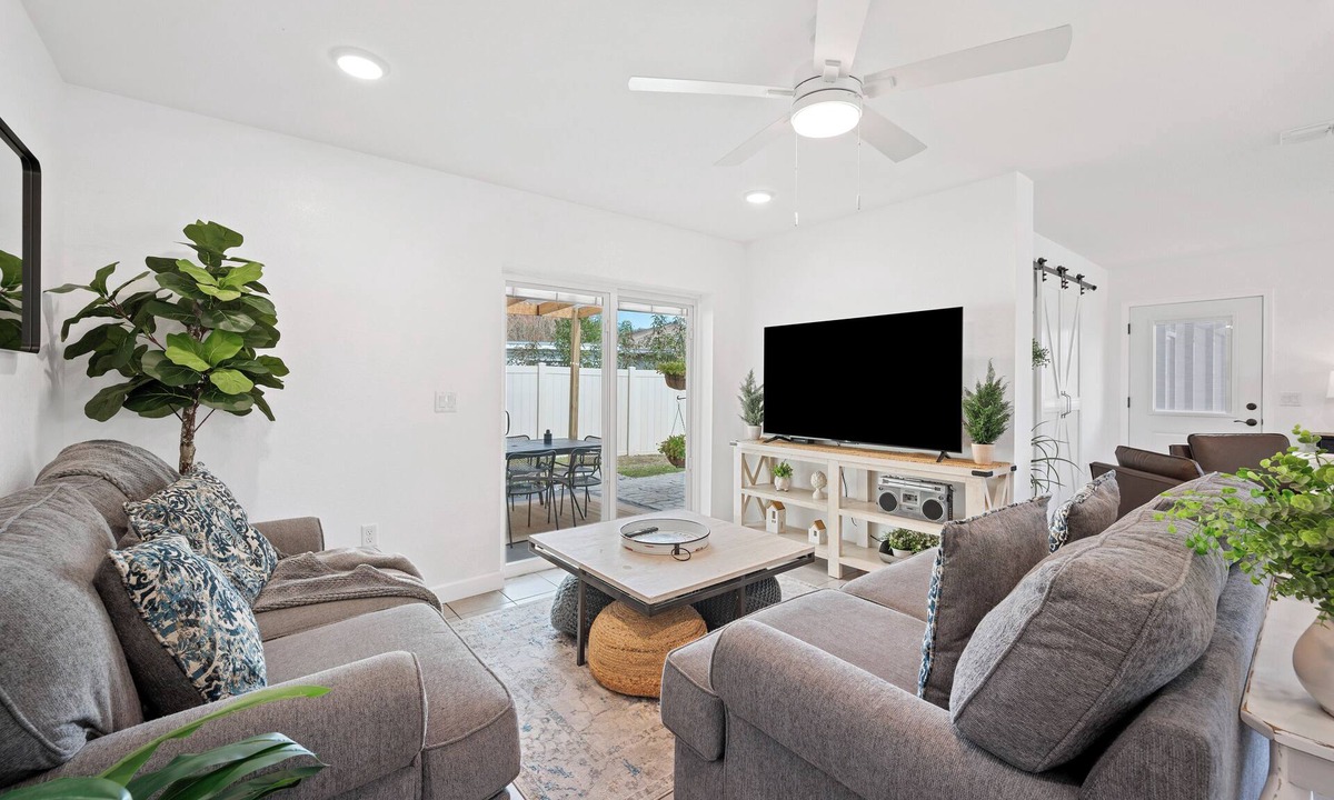 Lakeland House | The Carolyn Cottage - 3BR LKLD Pool Home