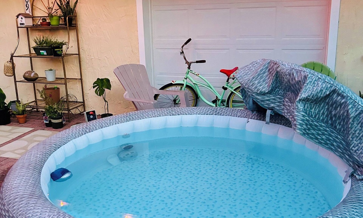 Lakeland Cottage | The Cozy Cottage 1 bedroom plus studio bed and 2 bathrooms in charming Lakeland