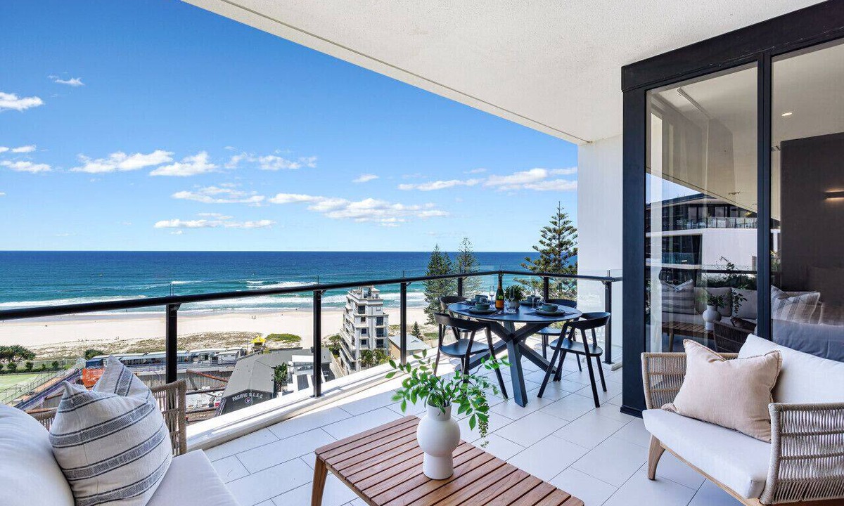 Palm Beach Apartment | The Luxe Surf & Sea Suite
