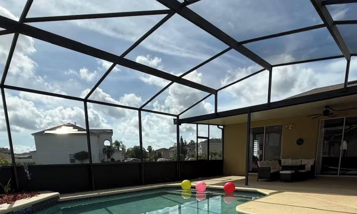 Crescent Lakes House | The Magical Kissimmee Retreat-Spacious 4-bedroom house with AC and Pool.