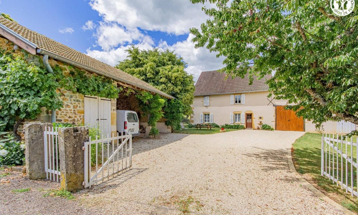 Saint-Christophe-en-Brionnais House | The Pleinecey Shelter