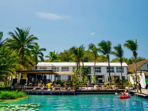 Centro House | The Yak Lake House - Hostal Bacalar