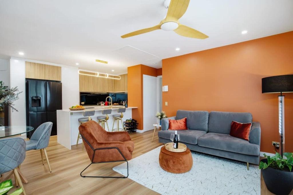 Burleigh Heads Apartment | Top Floor in Burleigh Pool Parking Walk To Beach