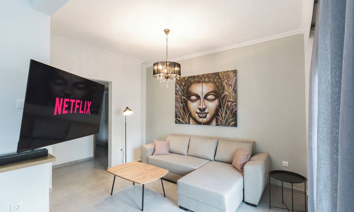 Thessaloniki Apartment | Totemic Vista by Nexus | w/Jacuzzi & Views next to Ataturk