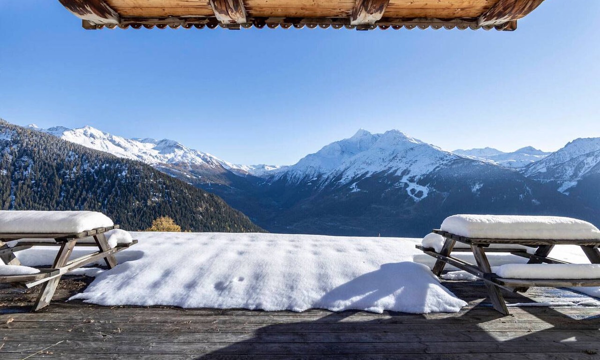 Les Eucherts Ski Chalet | Traditional chalet near the slopes with large terrace