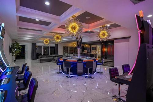 Reunion House | Upgraded 11 Bed Casino Mansion