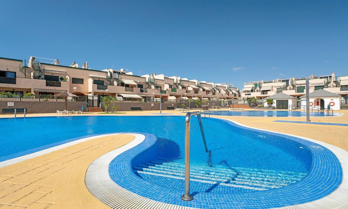 Arona Apartment | Vacation Apartment 'Apartamento Los Geranios' with Shared Pool, Private Terrace and Wi-Fi