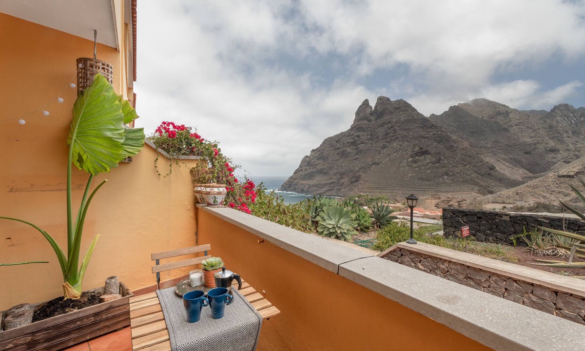 Punta del Hidalgo House | Vacation Home 'La Casa De Los Viajeros' with Sea View, Private Terrace and Wi-Fi