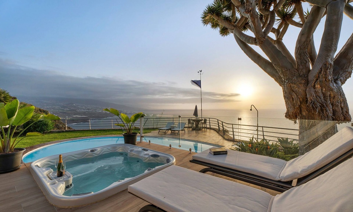 La Quinta Villa | Vacation Home "Villa Bahía de Michel" with Sea View, Pool, Garden & Wi-Fi