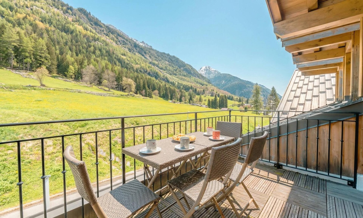 Vallorcine Apartment | Vallorcine Loriaz 44 Ski-In Retreat w/Shared Pool & Sauna, Vallorcine (Argentiere), France