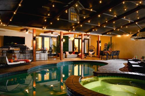 Valrico Villa | Valrico Villa: Pool, Spa, Court & Game Room