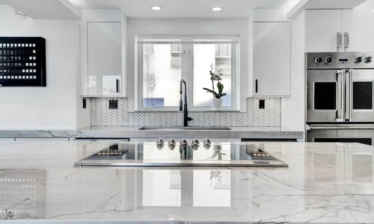 South Beach House | Versace Mansion Neighbor (Floors 2 & 3) Sleeps 12