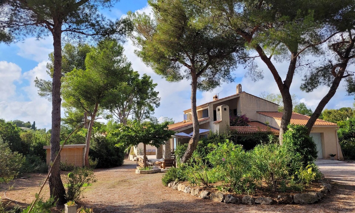 Saint-Cyr-sur-Mer Villa | Villa among the pines in the Port d'Alon estate