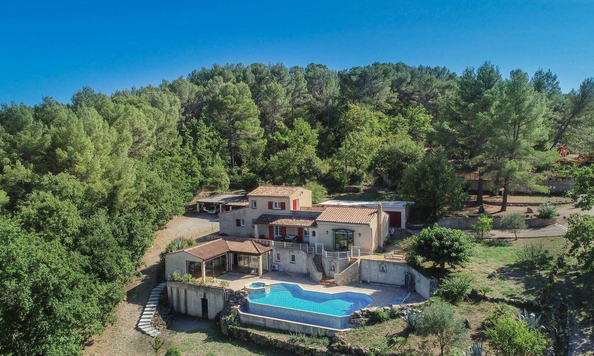 Draguignan Villa | Villa Colombes, large, secluded property with infinity pool and gated gardens