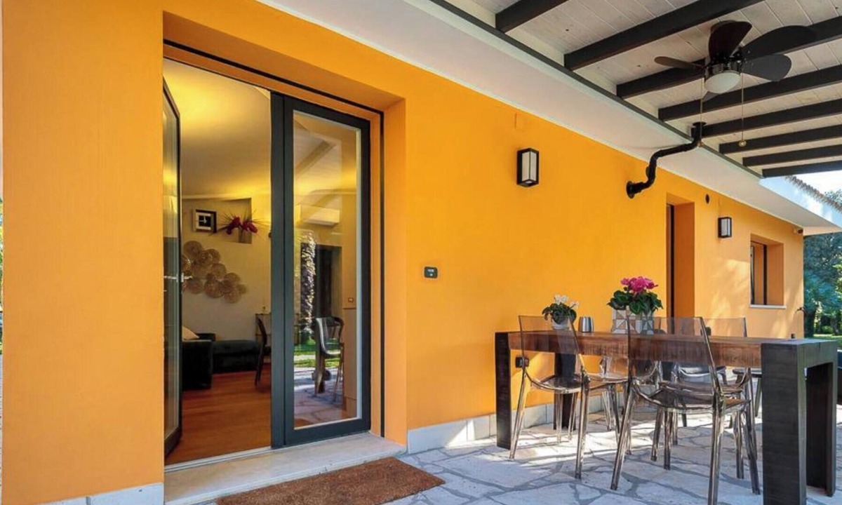Lecce Villa | Villa 'Dependance' with Shared Pool, Wi-Fi and Air Conditioning