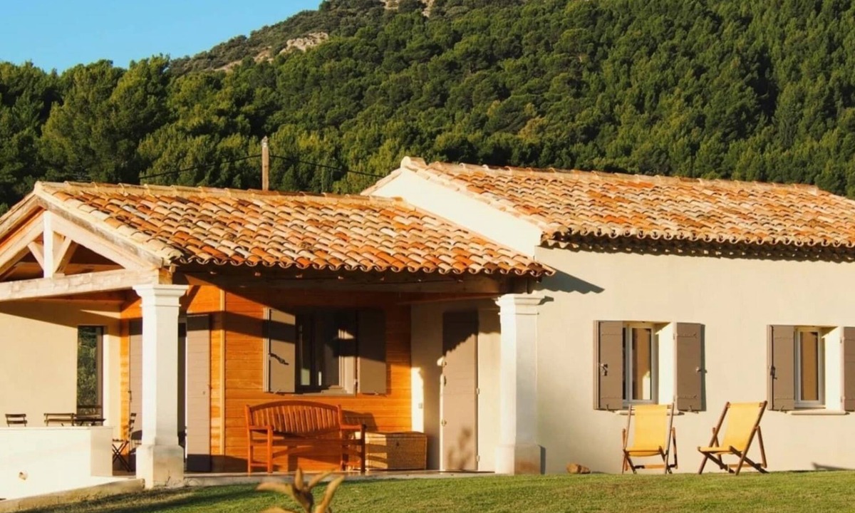 Le Barroux House | Villa Garance with air conditioning (bedroom, living room, and kitchen)