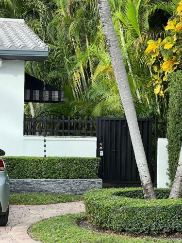 Golden Glades House | VILLA GUILLA