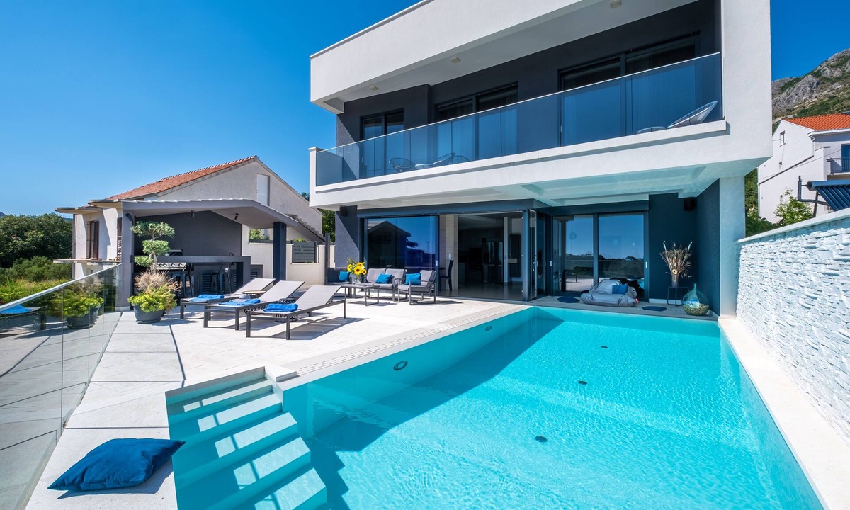 Brasina Villa | Villa Mative Exclusive with Four-Bedrooms, Heated Pool