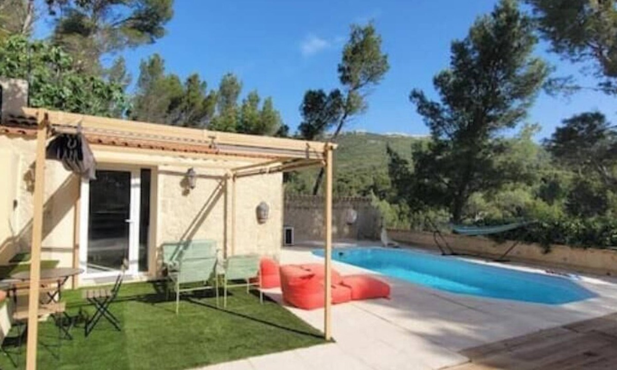 Palama Bed & Breakfast | Villa Palama - Living room with heated pool & nature view