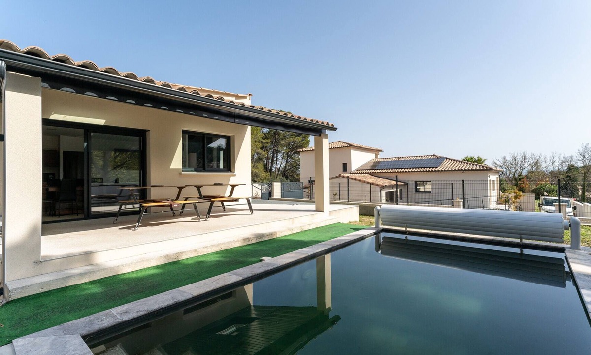 Mondragon Villa | Villa 'Sérénity 10 Pers Maxi' with Wi-Fi, Private Pool, Terrace, and Air Conditioning