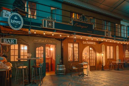 Saint-Agnan House | Vintage Loft Garage Dormez dans un Garage Automobile d'Exception Proche Le PAL