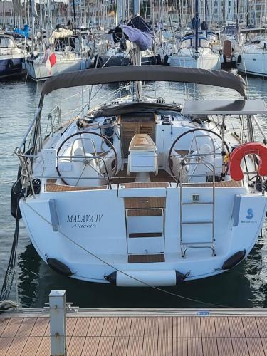 Saint-Mandrier-sur-Mer Boat Rental | Voilier à quai Location insolite
