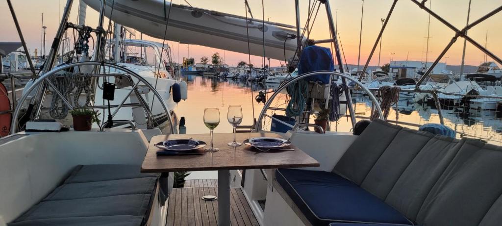 Frontignan Boat Rental | Welcome aboard!