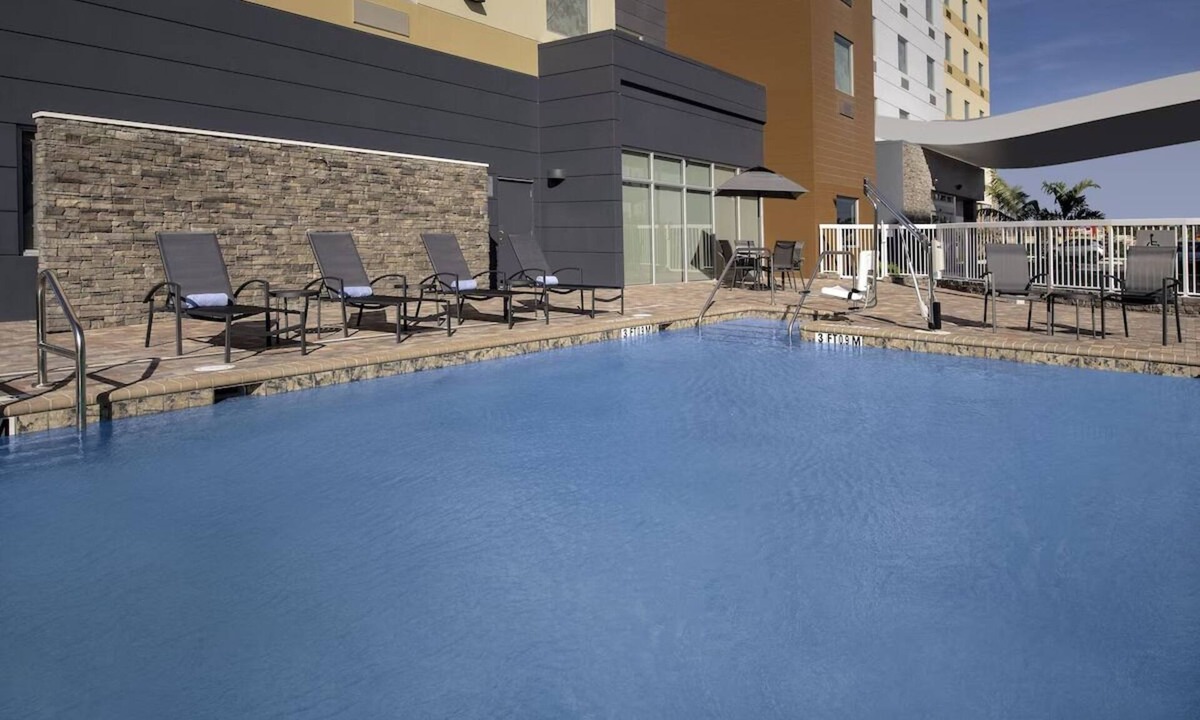 Doral Hotel | Well-Appointed 3 Room Close to Dolphin Mall | Free Hot Breakfast