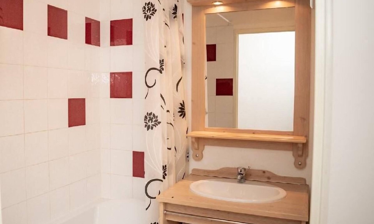 Puy-Saint-Vincent Apartment | Wifi, 2nd floor, swimming pool, balcony, parking, tv, ski locker, 35m², Puy-Saint-Vincent